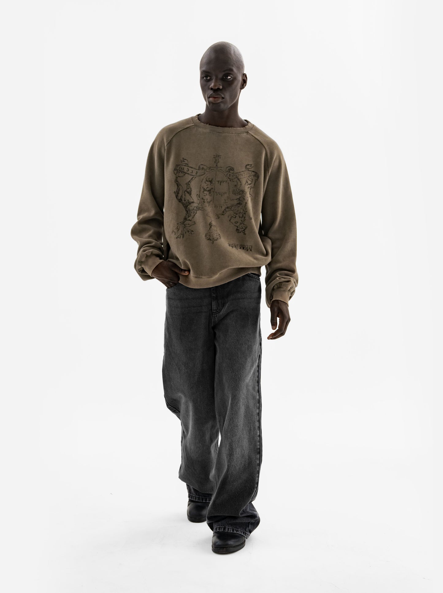 COAT OF ARMS SWEATER - BROWN