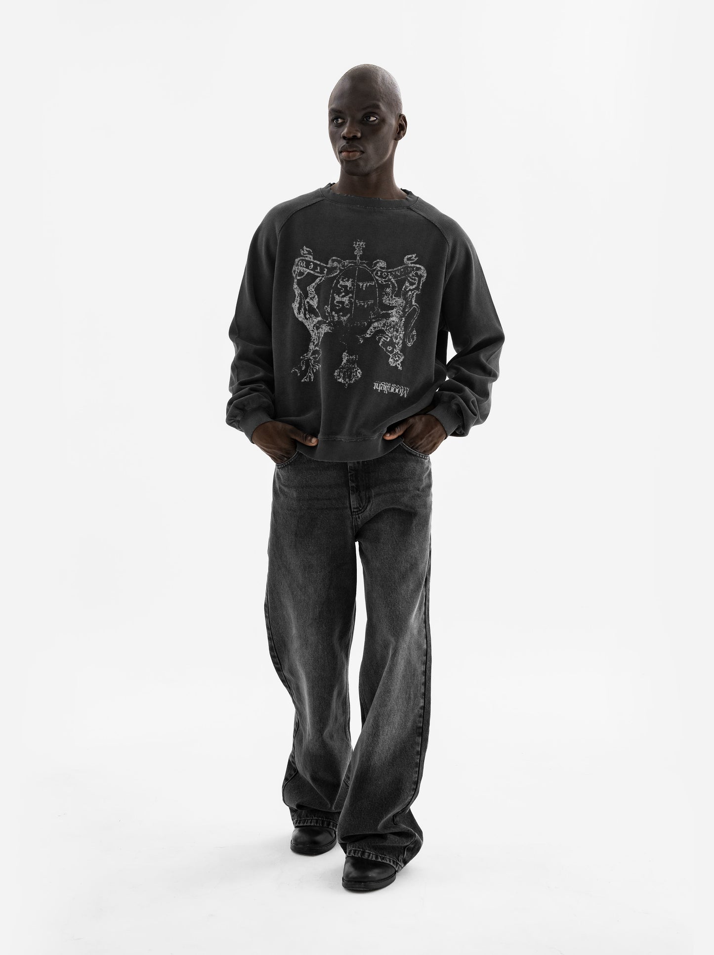 COAT OF ARMS SWEATER - BLACK